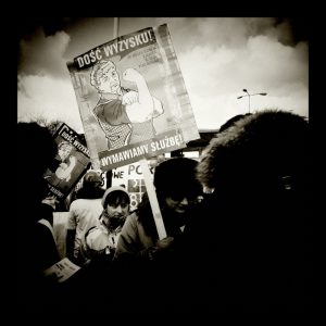 Demonstracja Manifa w 2011, kobiety trzymające transparent: dość wyzysku, wymawiamy służbę