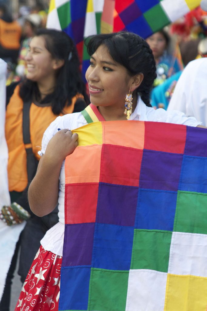 Kobieta trzymającą Wiphale, flagę reprezentującą rdzennych mieszkańców boliwijskiej Amazonii (zdjęcie: commons)